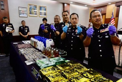 Rusdi (dua dari kanan) menunjukkan kartrij cecair vape mengandungi dadah yang dirampas.