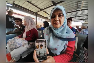 Nor Hasmidah menunjukkan wajah anaknya Nurasyraf yang menjadi harapan keluarga.