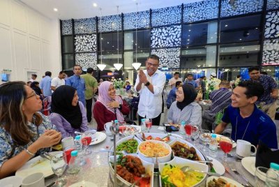 Saifuddin Nasution (tengah) beramah mesra bersama wakil media yang hadir pada Majlis Iftar Menteri Dalam Negeri Bersama Media pada Selasa. Foto Bernama