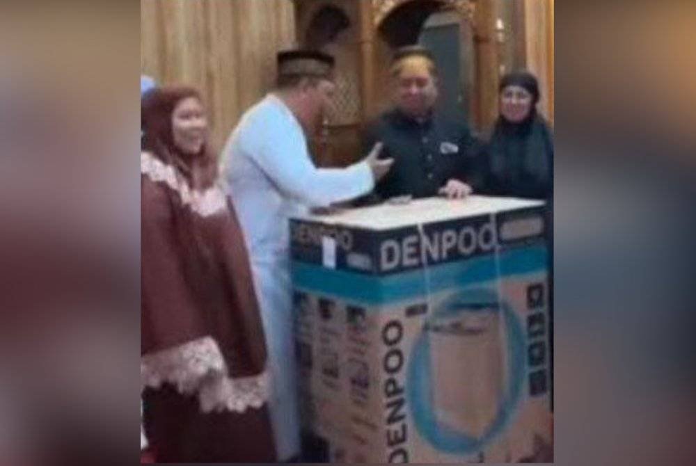 Salah seorang jemaah bertuah berjaya membawa pulang sebuah mesin basuh. Foto Agensi