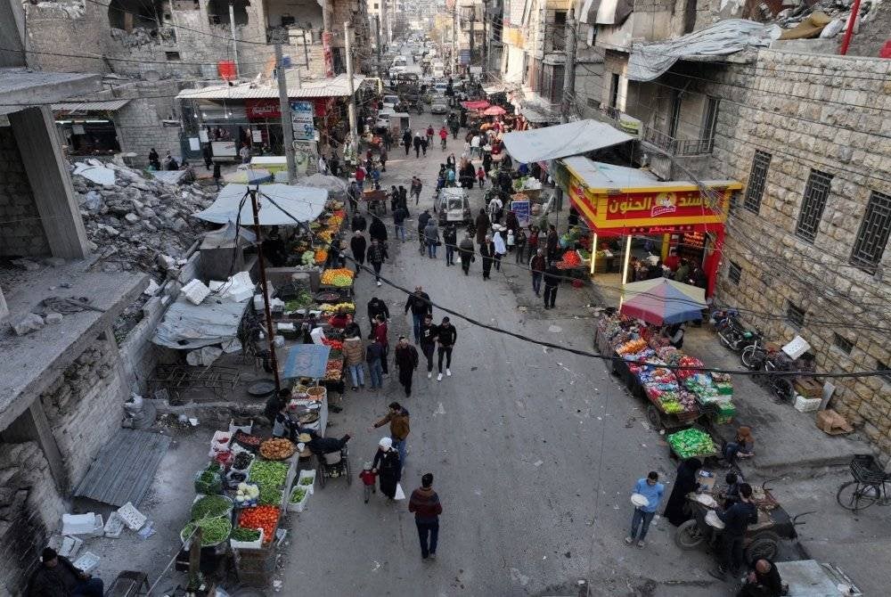 Orang ramai hanya berbelanja barangan keperluan penting kerana wang tunai yang terhad.