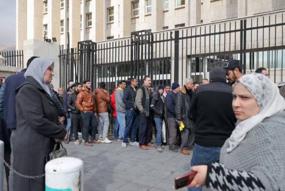 Beratur panjang selama berjam-jam di luar bank telah menjadi 'aktiviti rutin' penduduk setempat.