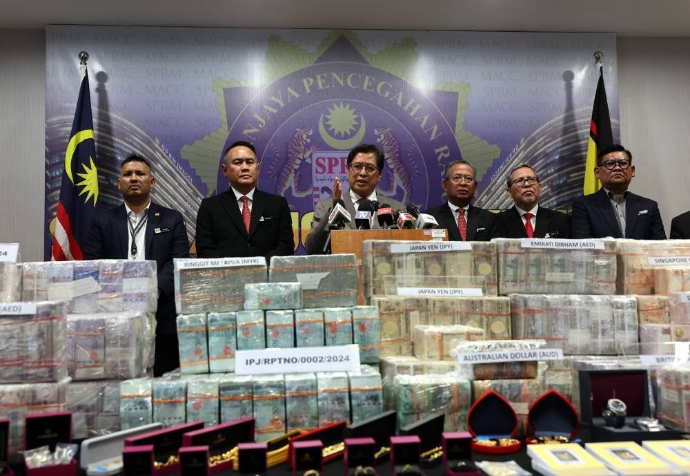 Ketua Pesuruhjaya SPRM, Tan Sri Azam Baki (tiga,kiri) ketika sidang media khas berhubung kes bekas Perdana Menteri kesembilan, Datuk Seri Ismail Sabri Yaakob pada Isnin. Foto Bernama 