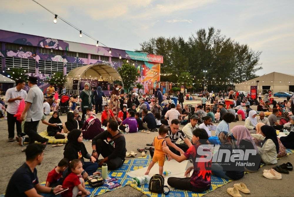 Iftar Ala Madinah @Karangkraf turut menjadi platform bagi mengeratkan hubungan silaturahim sesama komuniti setempat.