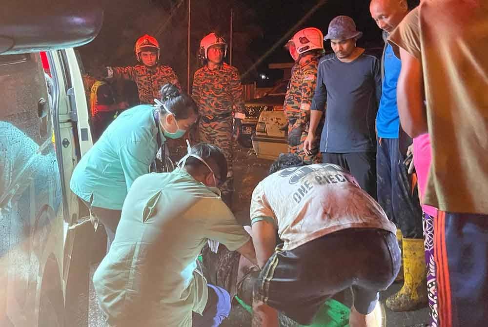 Seorang wanita maut akibat tertimbus dalam kejadian tanah runtuh yang menimpa rumahnya di Kampung Lok Bunu, Jalan Sepanggar, di sini pada Rabu.