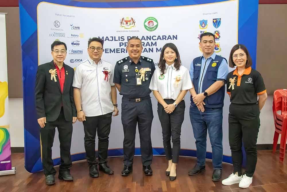 Dari kiri: Alex, David, Mohd Hafiz, Carmen, Jacky dan Jennifer yang hadir dalam pelancaran Program Saringan Mata (Mata Jelas, Belajar Cerdas!) di SJKC Sungai Buloh, Selangor, baru-baru ini.