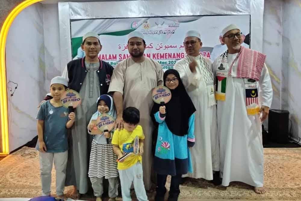 Muhammad Nadir (dua dari kiri) bergambar bersama jemaah yang menyertai Forum Sambutan Kemenangan Gaza pada Selasa.