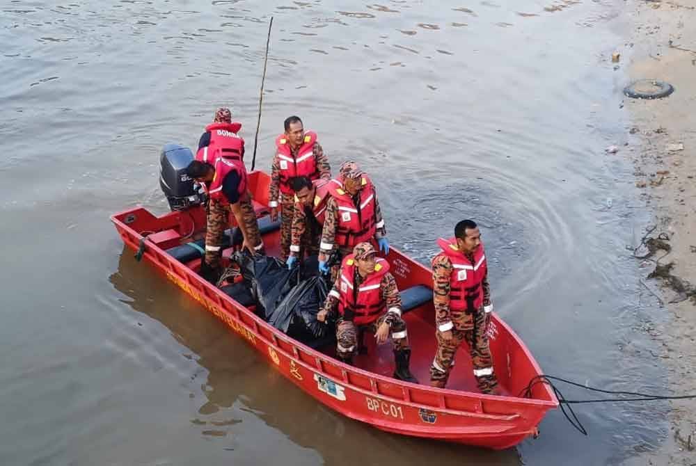 Pasukan bomba membawa mayat mangsa yang ditemukan lebih kurang satu kilometer daripada tempat dikatakan terjatuh. Foto Bomba Pahang