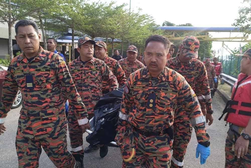 Anggota bomba mengusung mayat mangsa berusia ke 22 tahun yang ditemukan awal pagi, Rabu. Foto Bomba Pahang.