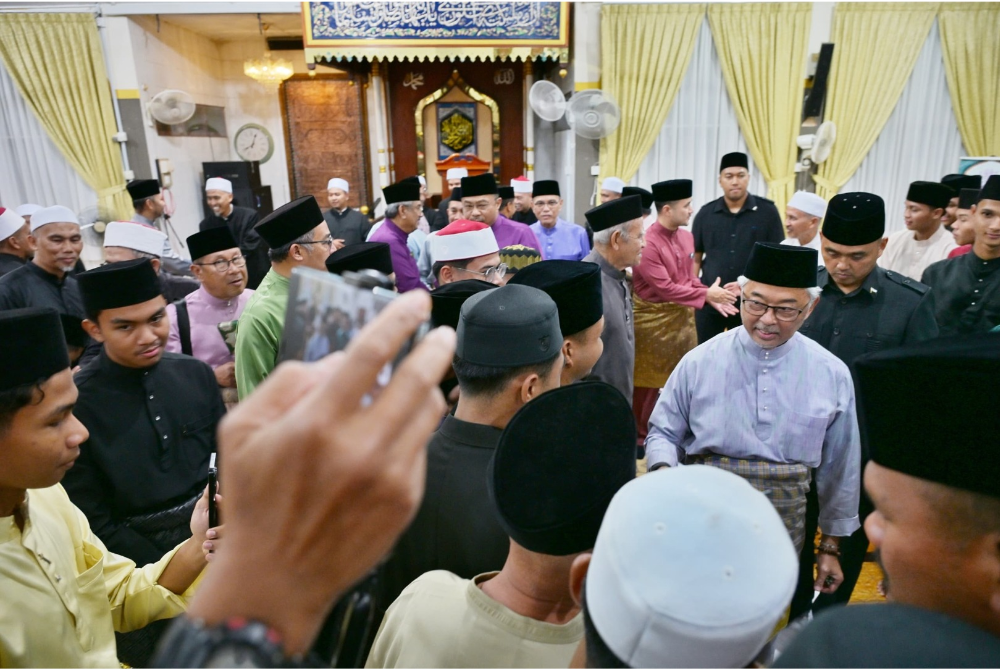Al-Sultan Abdullah bersalam dengan jemaah yang hadir. Foto Kesultanan Pahang.