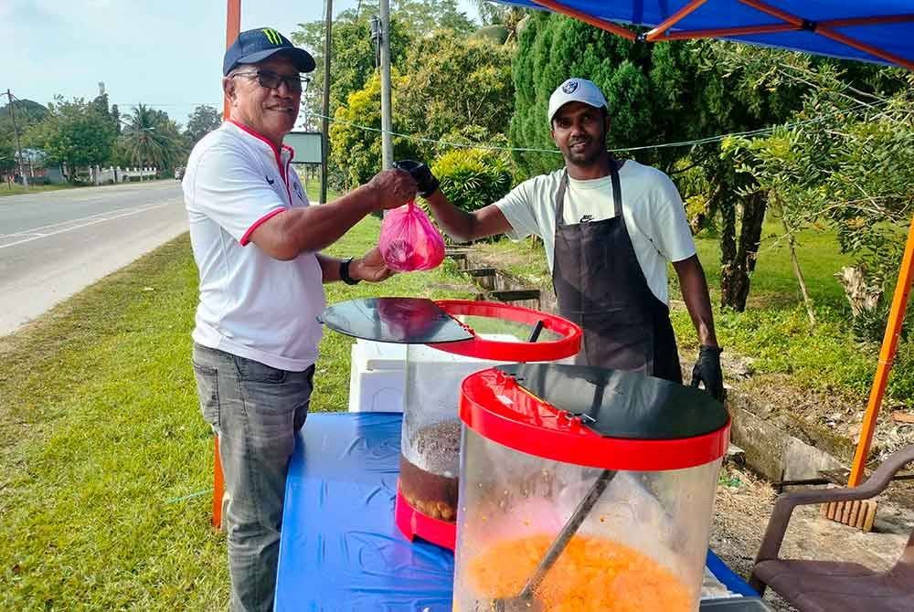 Gopi (kiri) tidak kekok melayani pelanggan yang turut bertanya khabar dan tidak kurang juga masih ramai yang mengenalinya.