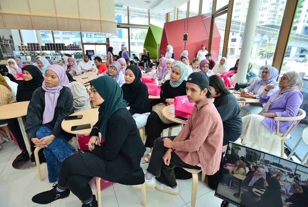 Orang ramai khusyuk mendengar perkongsian tetamu jemputan rancangan bual bicara Borak Bibir Merah anjuran Sinar Harian di Kuala Lumpur, baru-baru ini.