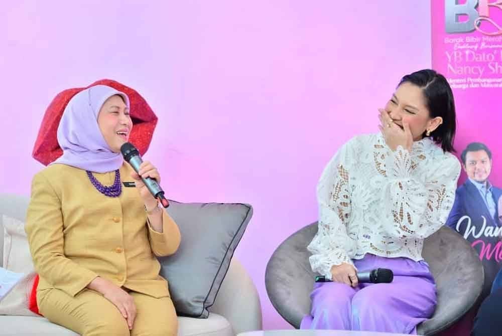 Nancy (dua dari kiri) ketika menjadi tetamu rancangan bual bicara Borak Bibir Merah anjuran Sinar Harian di Kuala Lumpur, baru-baru ini.