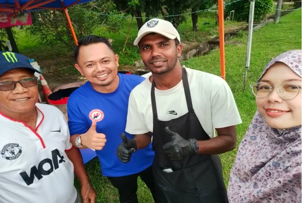 Ramai yang kata-kata positif diberikan untuk Gopi Rizki (dua dari kanan) teruskan perniagaan air balang pada Ramadan kali ini