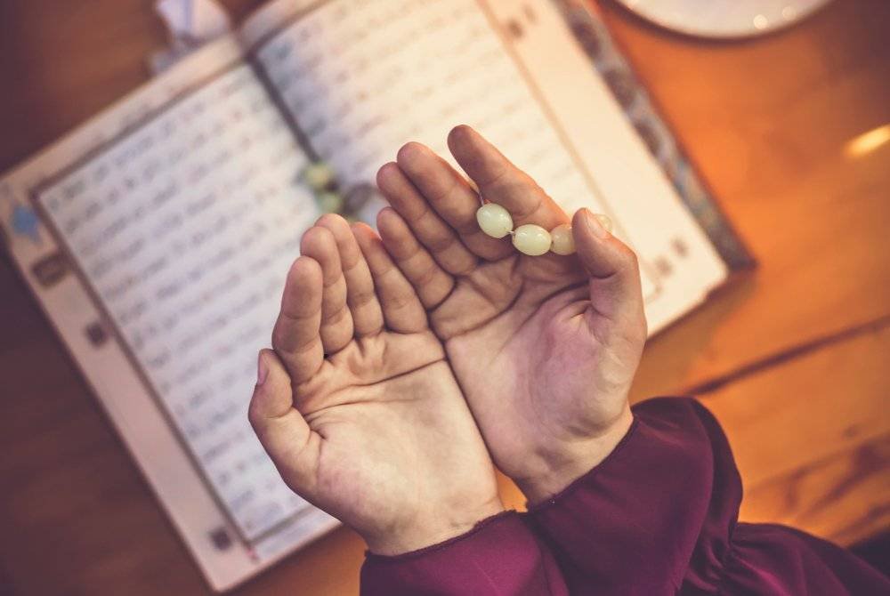 PERBANYAKKAN bacaan dan tadabbur al-Quran sepanjang Ramadan selain berdoa. Foto CANVA