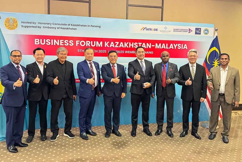 Hon Wai (tengah) menghadiri Forum Perniagaan Kazakhstan-Malaysia pada Rabu.