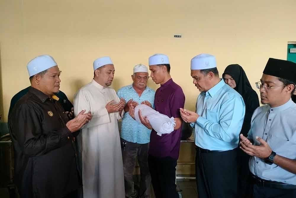 Baddrol memangku jenazah anaknya dan kelihatan beberapa pemimpin turut hadir menziarahi jenazah Muhammad Darwisy yang meninggal dunia pada Rabu.