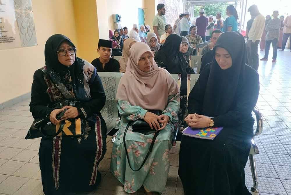 Nur Izyan (kanan) ketika ditemui di Jabatan Forensik Hospital Sultan Abdul Halim Sungai Petani.