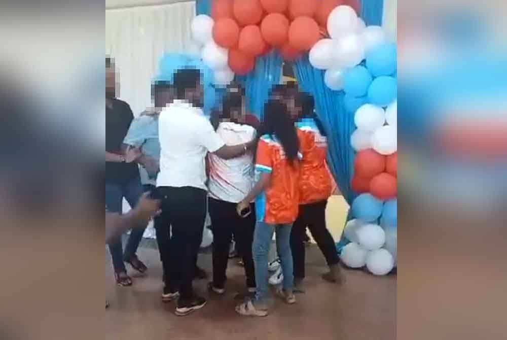 Tangkap layar video tular yang memaparkan kekecohan berlaku ketika MATC PKR Kuala Selangor pada Sabtu lalu.