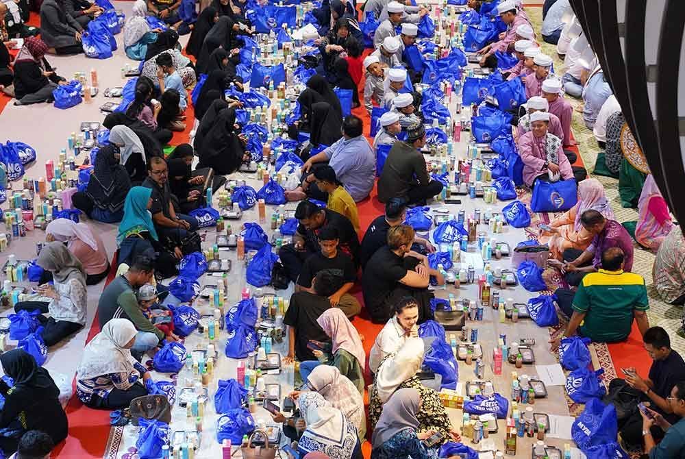Suasana sekitar Program Jelajah Iftar Sinar Mydin 2025 di Mydin Mall, Subang Jaya.