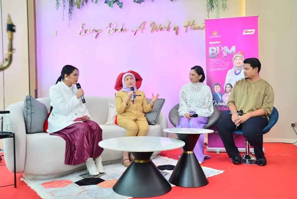 Nancy (dua dari kiri) ketika menjadi tetamu rancangan bual bicara Borak Bibir Merah anjuran Sinar Harian di Kuala Lumpur, baru-baru ini.