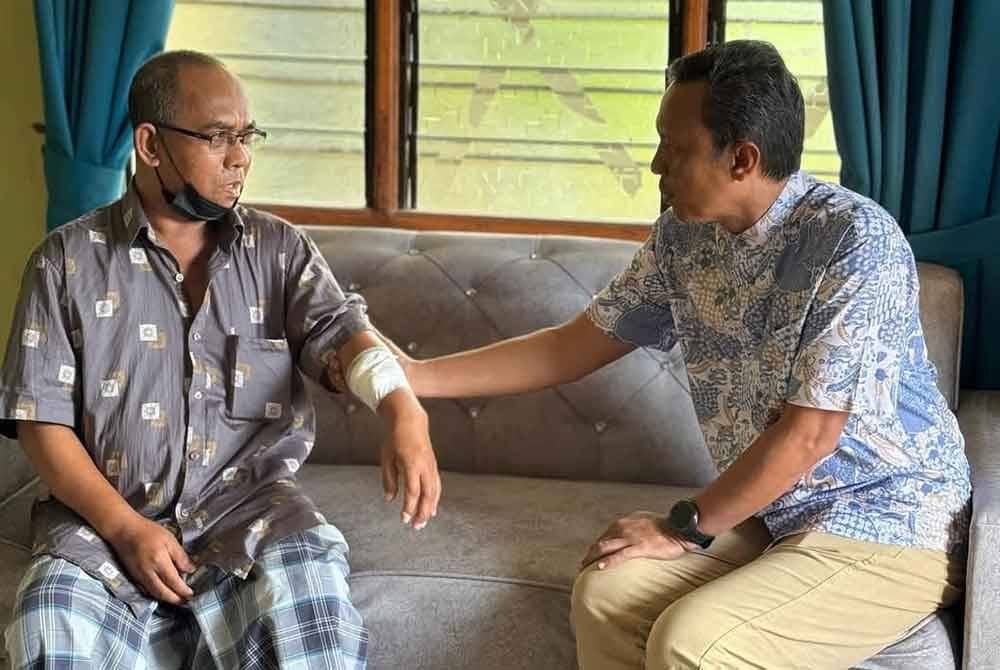 Rozi (kanan) melawat Asmara (kiri) di kediamannya.