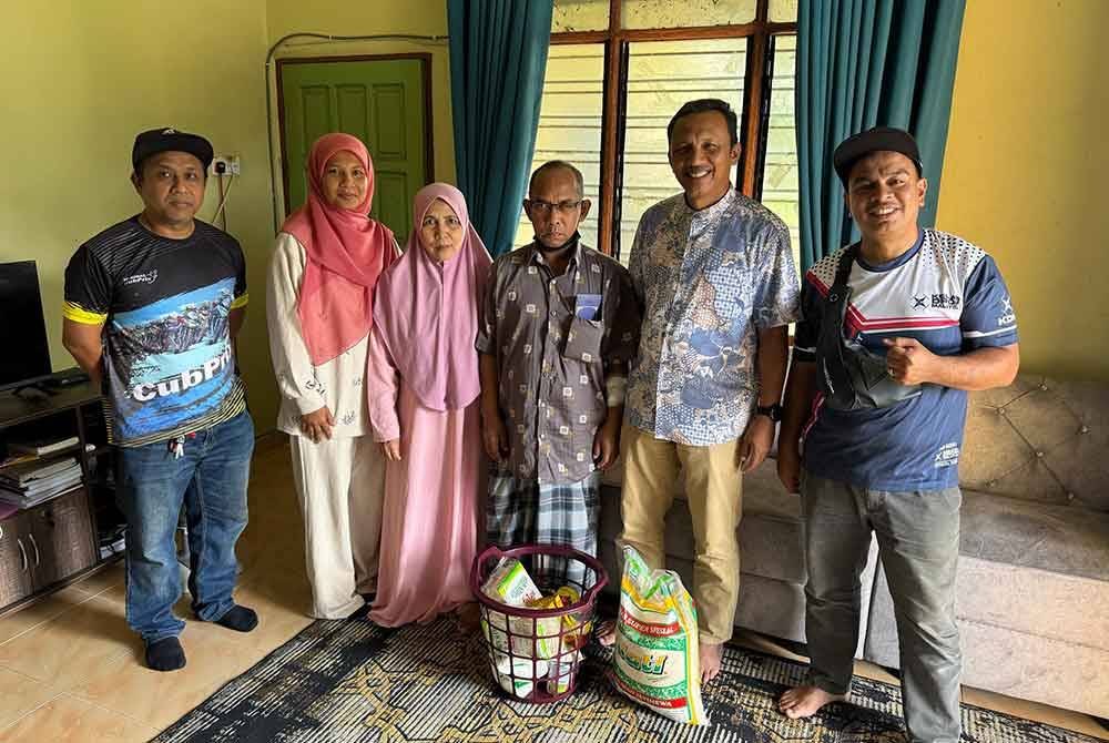 Rozi (dua dari kanan) ketika melawat Asmara menerusi program Ziarah Kasih Ramadan.