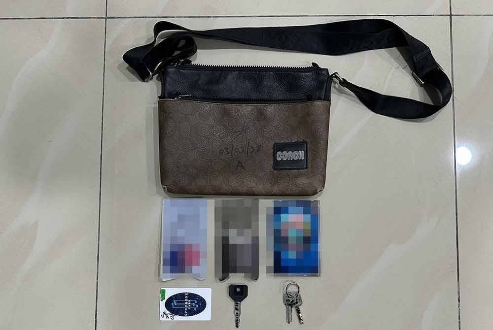 Barangan yang dirampas ketika polis menahan suspek lelaki pada malam Isnin.