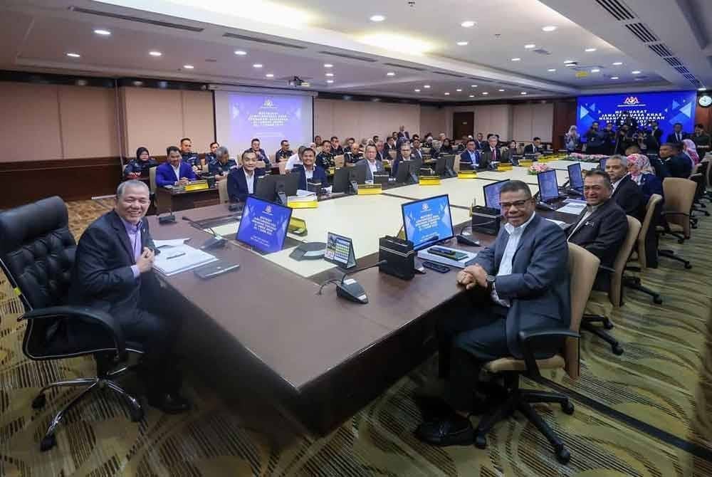 Fadillah Yusof (depan) mempengerusikan Mesyuarat Jawatankuasa Khas Menangani Kesesakan di Tambak Johor di Kuala Lumpur.- Foto FB Onn Hafiz