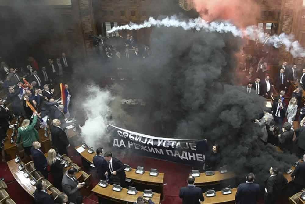 Kepulan asap hitam memenuhi dewan tersebut.