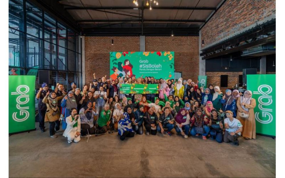 Satu perhimpunan hebat wanita pemandu dan rakan penghantaran Grab di acara #SisBoleh sempena Hari Wanita Antarabangsa 2025 – meraikan ketabahan dan sumbangan mereka kepada ekonomi gig.