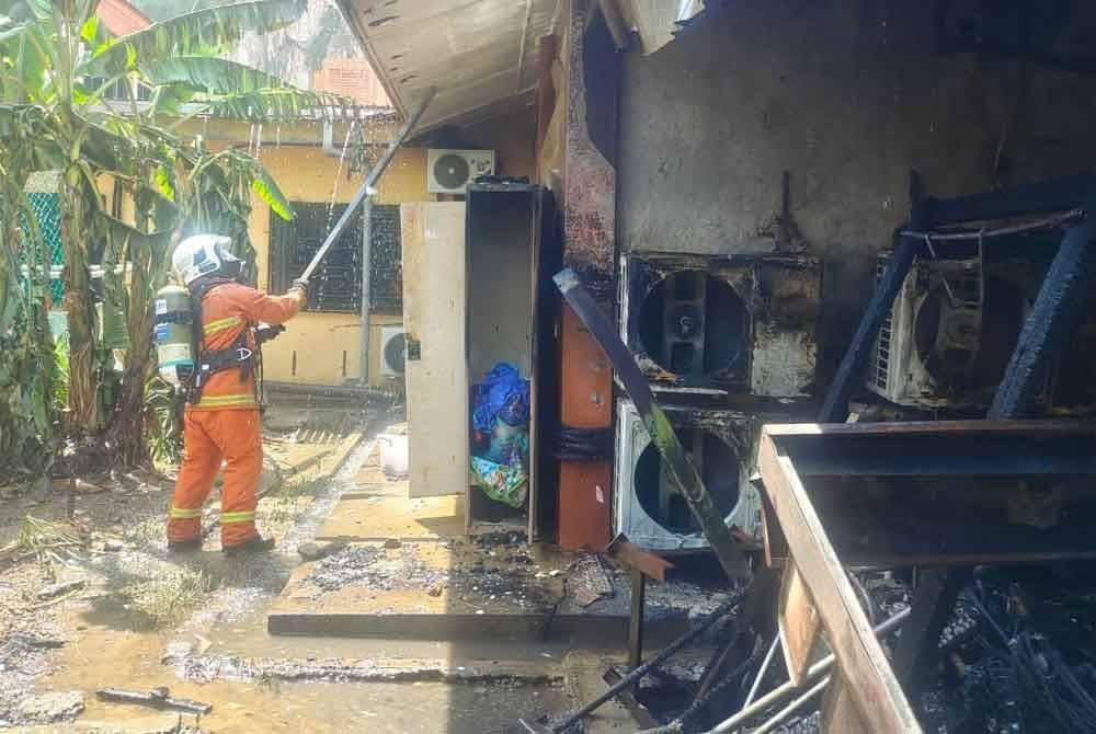 Kebakaran dikesan berlaku pada bahagian hadapan bangunan APM dengan anggaran kemusnahan sebanyak 60 peratus. Foto JBPM