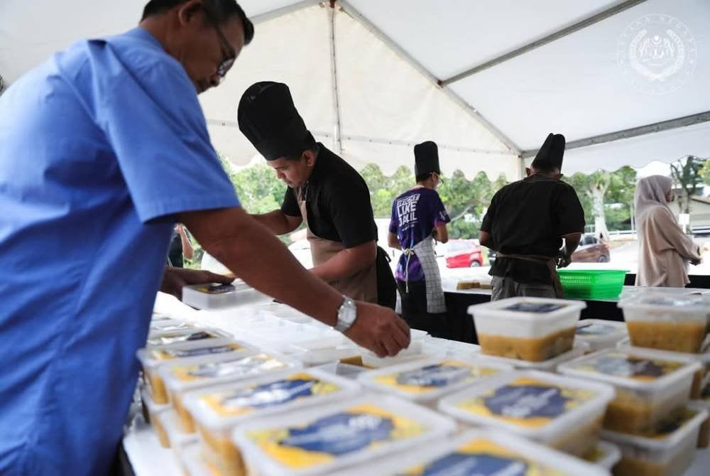 Bubur lambuk Istana Johor, merupakan sebahagian daripada inisiatif Yang di-Pertuan Agong, Sultan Ibrahim menyantuni rakyat di setiap daerah. Foto Facebook Sultan Ibrahim Sultan Iskandar