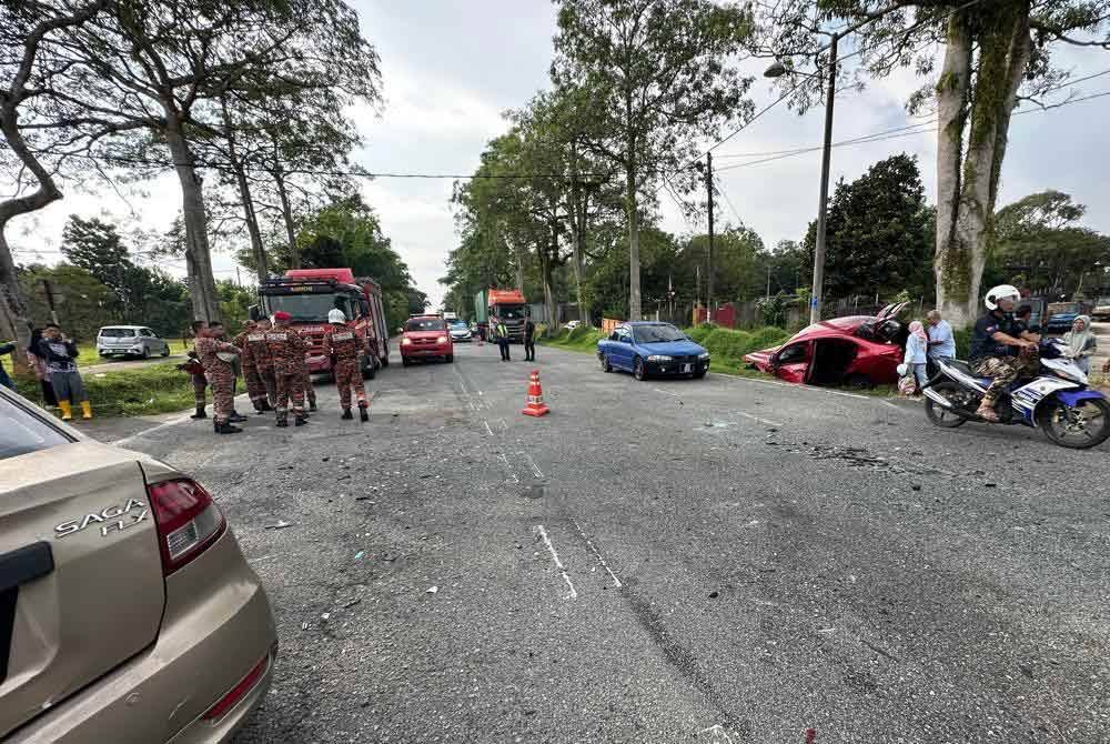 Seorang wanita warga emas maut, manakala anak dan cucunya cedera dalam kemalangan membabitkan dua buah kereta di Kilometer 9.8, Jalan Kota Tinggi - Kluang, pagi Rabu. - Foto IPD Klta Tinggi