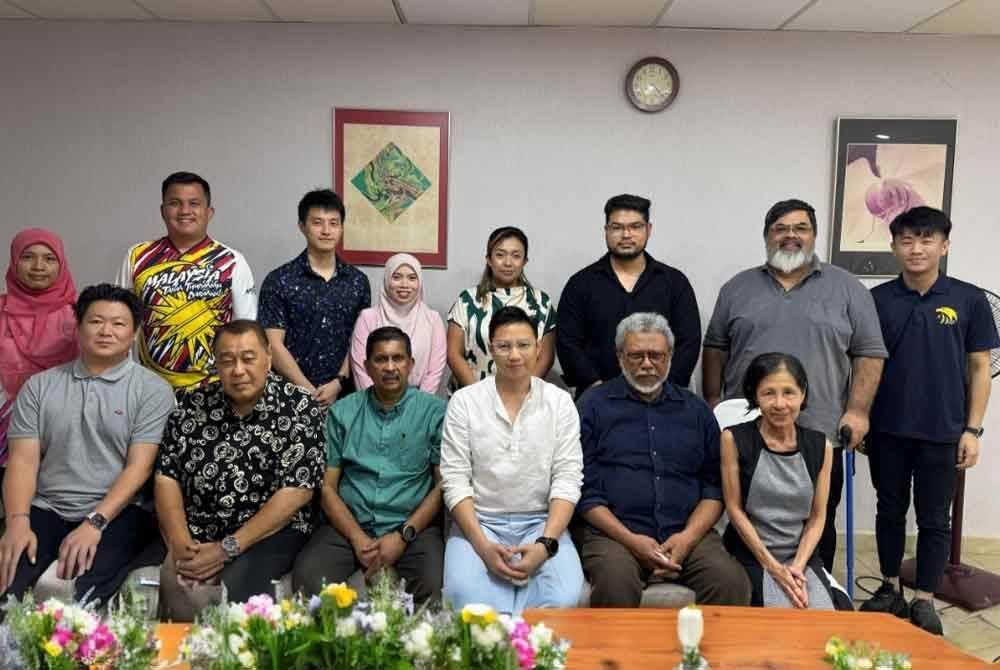 Radhakrishnan (barisan depan, tiga dari kiri) bersama barisan Ahli Majlis Eksekutif MAD Penggal 2025-2027.