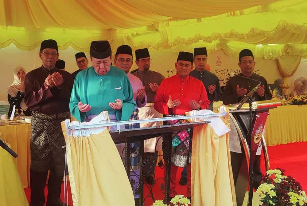 Sultan Selangor (dua kiri) mengaminkan doa selepas menandatangani plak perasmian Masjid Tali Air 8 Sungai Leman pada Rabu.