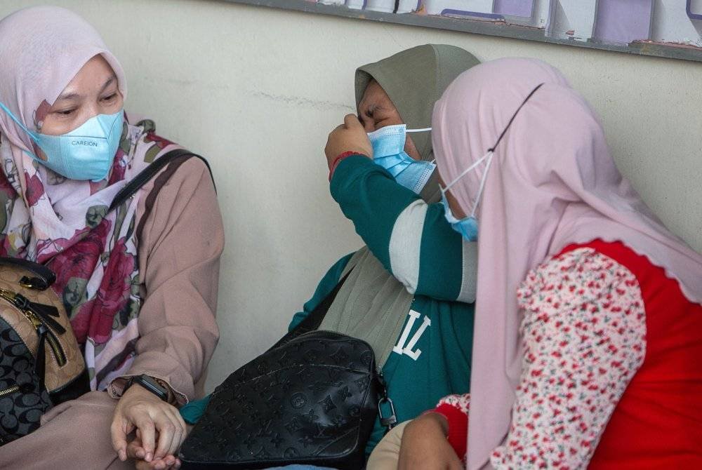 Anak sulung, Nur Syazwani Baharudin, kelihatan sebak ketika ditemui di Unit Forensik Hospital Parit Buntar pada Rabu. Foto Bernama