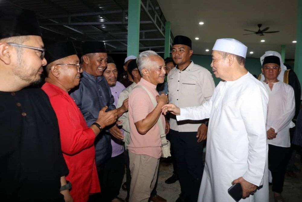 Hajiji ketika beramah mesra dengan penduduk pada Majlis Berbuka Puasa bersama Ketua Menteri di pekarangan Masjid Jamek Kampung Taun Gusi, Kota Belud.