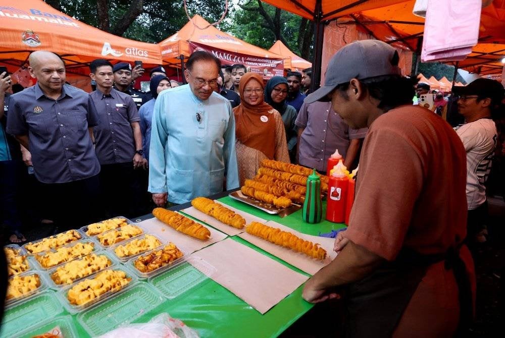 Hadir sama Menteri Perdagangan Dalam Negeri dan Kos Sara Hidup Datuk Armizan Mohd Ali dan Menteri di Jabatan Perdana Menteri Wilayah Persekutuan Dr Zaliha Mustafa.
--fotoBERNAMA (2025) HAK CIPTA TERPELIHARA