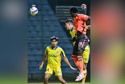 Antara aksi menarik Pahang menentang Kuching City dalam perlawanan Liga Super di Stadium Negeri pada Selasa. Foto MFL