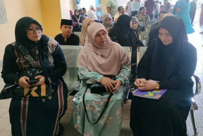 Nur Izyan (kanan) dan ahli keluarga ketika ditemui di HSAH pada Rabu.