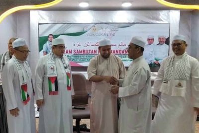 Muhammad Nadir (tiga dari kanan) bersalaman bersama tetamu utama yang hadir pada Forum Sambutan Kemenangan Gaza pada Selasa.