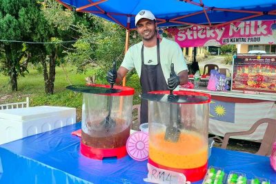 Gopi berniaga air balang di depan rumahnya di Kampung Api- api, Pontian sepanjang bulan Ramadan.