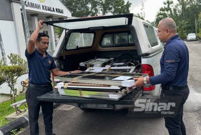 Pihak berkuasa KDN yang membawa bingkai gambar mengandungi kesalahan ayat al-Quran ke Mahkamah Kuala Krai. FOTO SINAR HARIAN-ADILA SHARINNI WAHID