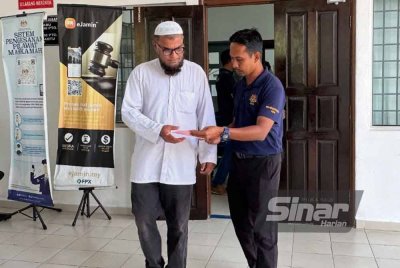 Liakathali (kiri) selesai menjelaskan denda. FOTO SINAR HARIAN-ADILA SHARINNI WAHID