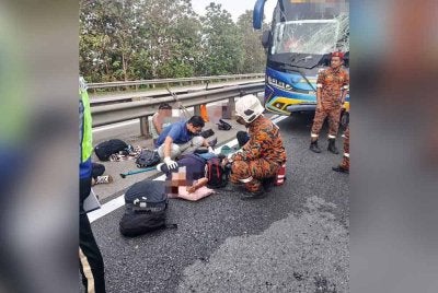 Anggota bomba memberikan rawatan kecemasan.