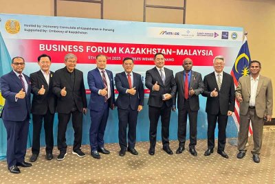 Hon Wai (tengah) menghadiri Forum Perniagaan Kazakhstan-Malaysia pada Rabu.