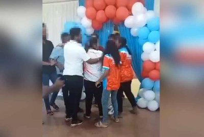 Tangkap layar video tular yang memaparkan kekecohan berlaku ketika MATC PKR Kuala Selangor pada Sabtu lalu.