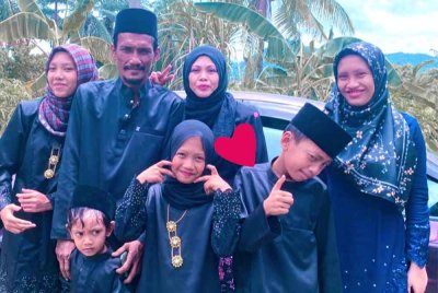 Gambar kenangan Nor Hafizah dan anak-anaknya bersama Allahyarham pada Aidilfitri tahun lalu