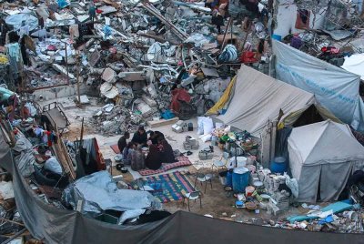 Penduduk Gaza hidup dalam keadaan serba daif dan hanya berlindung di bawah khemah sementara akibat perang genosid dilancarkan Israel yang membinasakan struktur di wilayah itu.